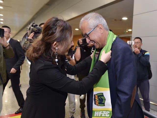 报道称，尤文图斯技术总监久恩托利、体育总监马纳以及球员经纪人拉马达尼再次会面，但是尚未就小基耶萨的续约问题取得重大进展。